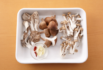 まいたけ、しめじは食べやすくほぐす。しいたけは石づきを取って4等分に切る。にんにくは薄切りにし、赤唐辛子は半分にちぎって種を取る。