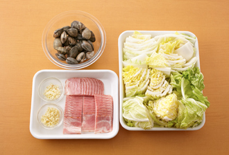白菜、ベーコンはそれぞれ幅4センチに切る。にんにく、しょうがはみじん切りにする。