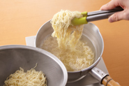 麺のゆで汁はうまみが出ているので残しておき、そのままスープに使いましょう。