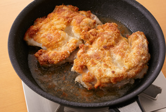フライパンにサラダ油を入れて中火で熱し、2の鶏肉に小麦粉を薄くまぶして入れる。両面カリッとするまで揚げ焼きにする。ねぎしょうがだれの材料を混ぜ合わせる。食べやすく切った鶏肉を盛ってねぎしょうがだれをかけ、水菜、プチトマトを添える。