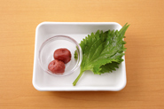 バジルのかわりに青じそにしてもいいでしょう。さらに梅肉を加えると、またひと味違った風味になります。