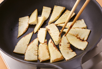 フライパンにごま油を中火で熱してたけのこを並べ入れる。両面にこんがり焼き目がつくまで焼き、皿に盛って2の花椒タレをかける。