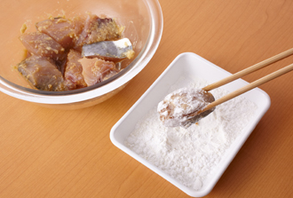 バットに片栗粉と薄力粉を混ぜ合わせる。サラダ油を170度に熱し、1の鰆を粉にまぶして油に入れ、4～5分ほど揚げる。取り出して油をきる。