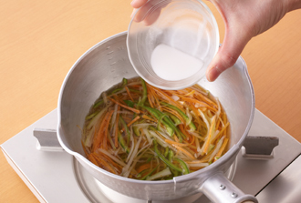 鍋にあんの材料を入れて中火にかけ、煮立ったら1の野菜を加える。再び煮立ったら水溶き片栗粉を加えてとろみをつけ、塩で味をととのえる。器に鰆を盛り、あんをかける。