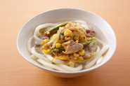 だしのうまみがきいたチャンプルーはうどんにもよく合います。かけうどんにのせて、チャンプルーうどんをどうぞ。