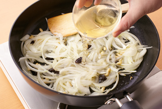 1のフライパンに玉ねぎ、にんにくを入れてサッと炒め、Aを加えて混ぜる。ひと煮立ちしたら火を止め、パセリを混ぜる。火を止めて粗熱がとれるまでおく。