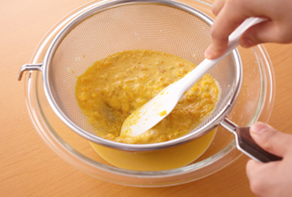豆乳を加えて溶きのばし、万能漉し器（またはざる）で漉して冷蔵庫で冷やす。器に盛り、パセリを散らす。