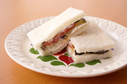 残った野菜はサンドイッチにしてみましょう。サンドイッチ用の食パンの片面にクリームチーズを塗って野菜をサンド。チーズの酸味がよく合います。