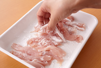 セロリは食べやすく乱切り、パプリカとピーマンもへたと種を取って乱切りにする。にんにくは木べらでつぶす。鶏肉は繊維に沿って厚さ1センチくらいのそぎ切りにし、さらに食べやすい棒状に切る。鶏肉に塩、こしょう、酒をもみ込み、片栗粉を薄くまぶす。