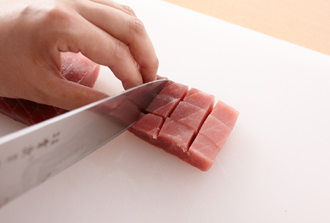 マグロは1センチ角に切る。