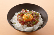 ご飯にのせてユッケ丼にするのもおすすめ。卵黄をくずして混ぜながら食べると美味しいですよ。