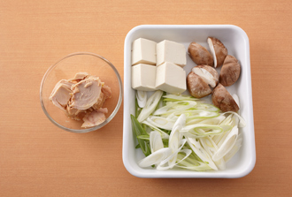 ねぎは幅1センチの斜め切りにする。しいたけは軸を取って半分に切る。木綿豆腐は食べやすい大きさに切る。ツナは少しオイルをきっておく。