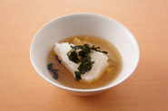 しめはコンビニおにぎりでお茶漬け風雑炊にしましょう。おにぎりののりを外して器に入れ、鍋の煮汁をかけるだけ。仕上げにのりを散らすとおいしく食べられます。