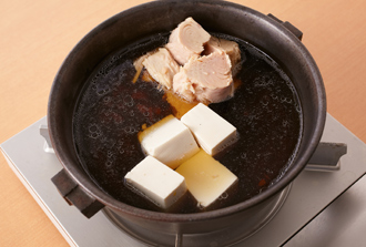 鍋にAとツナ、豆腐を入れて火にかける。煮立ったら、しいたけ、ねぎを加えて中火で煮る。ねぎが柔らかくなったら柚子こしょうを加え、味をみて塩少々を加える。