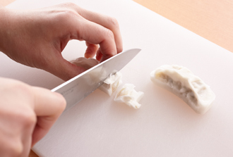 餃子は凍ったまま幅5ミリに切る。しめじは小房に分ける。万能ねぎは小口切りにする。