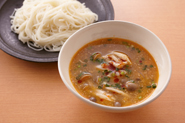 もう少ししっかり食べたいときは、口当たりのよいゆでそうめんを添えてつけ麺にするのもおすすめです。