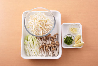 もやしは洗って水気をきる。ねぎは斜め薄切りにし、しめじは小房に分ける。薬味用のしょうがはせん切り、万能ねぎは小口切り、レモンはくし形切りにする。