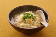 鍋を食べ終わったら〆の雑炊！　ご飯をサッと洗ってから煮るのがおいしさのポイントです。中華風卵雑炊の材料（2人分）と作り方①鍋のスープ（1カップ）に水（1/2カップ）、しょうゆ（小さじ1）を加えて煮立て、洗ったご飯(茶碗山盛り１杯分)を加え、ふたをして3分ほど煮る。②溶き卵（1個分）を加えて再びふたをし、1分ほどおいて半熟になったらでき上がり。万能ねぎの小口切り（適量）を散らす。