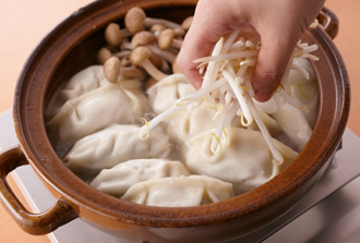 スープが煮立ったらしめじ、ねぎ、もやしを加え、火が通るまで煮る。しょうゆだれを作って添え、好みの薬味とともに食べる。