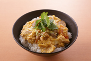 モツ煮こみの卵とじも絶品！こっくりみそ味に半熟卵がよく合います。モツ煮こみの卵とじ丼の材料（2人分）と作り方（1）モツ煮こみ（1/4量）をフライパンに入れ、3倍希釈のめんつゆ（小さじ2）と水（1/2カップ）をたして火にかける。（2）煮立ったら溶き卵（2個分）を回し入れ、半熟状になったらご飯（好みの量）にのせ、三つ葉（適量）をのせる。