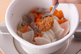 こんにゃく、大根、にんじんを加え、野菜に竹串が通るくらいの固さになったら砂糖、みそを加え、ふたをしてさらに10分ほど煮る。器に盛り、ねぎをのせて七味唐辛子をふる。