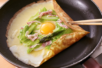 チーズが溶けたらレンジにかけた具の1/2量を散らす。生地にこんがりと焼き色がついたら端を折りたたんで皿に盛る。残りの１人分も同様に焼く。