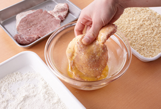 豚肉に薄力粉、溶き卵、１のクラッカーを順にまぶす。