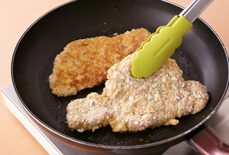 フライパンにオリーブ油を中火で熱し、豚肉を並べる。こんがりと焼き色がついたらひっくり返して弱火にし、さらに3分ほど焼いて皿に盛る。