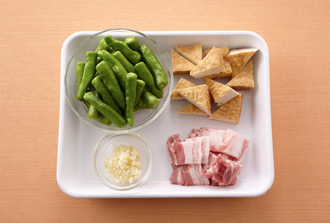 豚肉は幅3センチに、厚揚げは一口大に切る。しし唐辛子はへたを取り、にんにくはみじん切りにする。卵は溶きほぐし、Aは混ぜておく。