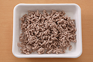 豚ひき肉でもおいしく作れます。ひき肉の場合は、熱湯でゆでてポロポロになったらざるに上げ、水気をきってあえましょう。こうすると余分な脂が落ちて味がよくなじみます。