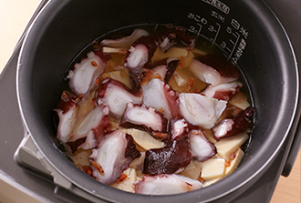炊飯器に米を入れて2合の目盛りまで水（分量外）を注ぎ、水を大さじ1取り出す。Aと桜えびを加えてよく混ぜ、ゆでたけのこ、ゆでだこをのせて普通に炊く。