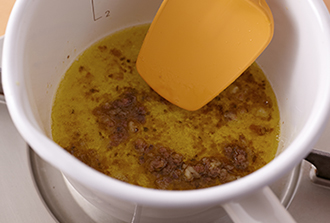バーニャカウダソースを作る。にんにくは皮つきのまま耐熱皿にのせてラップをかけ、電子レンジ（600W）で1分ほど加熱する。薄皮をむいてざるにのせ、ゴムべらなどでつぶして小鍋に入れ、アンチョビ、オリーブ油を加えて温める。充分温まってアンチョビがほぐれてきたらOK。