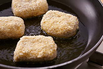 フライパンにオリーブ油を中火にかけ、2を並べて両面こんがり焼き目がつくまで焼いて皿に盛る。ベビーリーフ、レモン、バーニャカウダソースを添える。