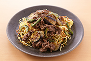カリッと焼いた焼きそばにかけて食べてもおいしいですよ！ 焼きそば麺はよくほぐしてから油をひいたフライパンに入れ、あまり動かさないように焼きつけてから炒めると焼き目がついて、カリッと香ばしく仕上がります。みそ炒めをのせて混ぜながら食べるのがおすすめです。