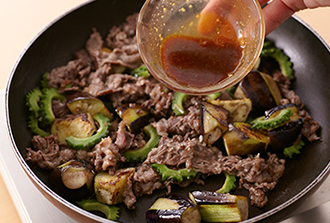 同じフライパンにごま油大さじ1/2と牛肉を入れ、中火で炒める。肉の色が変わったらにんにく、ゴーヤを加える。にんにくの香りが出てきたらなすを戻し、よく混ぜたBを加えて炒め合わせる。みその香ばしい香りが出てきたら火を止める。
