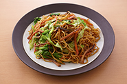 焼きそばの具にしてもおいしいです！いかにんじんの漬け汁を調味料として使うのがポイント。いかにんじん焼きそば　材料（2人分）と作り方：フッ素樹脂加工のフライパンに焼きそば麺（2玉）を入れて袋の表示を目安に炒めたら、汁気をきったいかにんじん1/8量（約80g）、細切りにしたキャベツ（2枚分）とごま油（小さじ2）を加える。さらにいかにんじんの漬け汁（大さじ3）、オイスターソース（大さじ1/2）を加え、炒め合わせる。