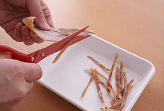 するめいかと昆布はキッチンばさみで細切りにする。にんじんは皮をむき、長さ5~6センチくらいの細切りにする。