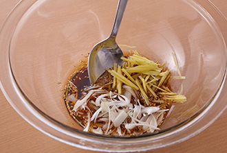 薬味醤油を作る。ねぎを縦半分に切ってからさらに斜め薄切りにしてボウルに入れ、しょうが、Aを加えて混ぜる。なすを器に盛り、薬味醤油をかけて万能ねぎをのせる。