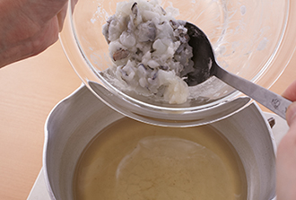 あんを作る。冬瓜を取り出した煮汁の鍋に、片栗粉をまぶしたえびを加え、中火にかける。えびの色が変わるまで混ぜ、ふつふつと煮立つまで煮て、そのまま冷やす。