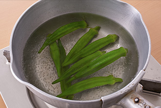 オクラは塩適量（分量外）をまぶしてまな板の上で板ずりし、熱湯で2分ほど茹でる。水にさらして水気をきり、幅5ミリに切って冷やした3の鍋に加える。器に冬瓜を盛り、あんをかける。