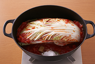 白菜が入る大きさの鍋に、白菜の外側が上になるように入れ、Aを加えてふたをする。強火にかけ、煮立ったら弱めの中火にし、30分ほど煮る。できればいったん冷まして、味がなじんだら食べる前に温める。食べやすい大きさに切って器に盛る。