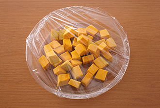 かぼちゃは皮をそいで2センチ角くらいに切る。耐熱の皿に入れて水大さじ2(分量外)をふってラップをかけ、電子レンジ（600W）で7～10分加熱する。