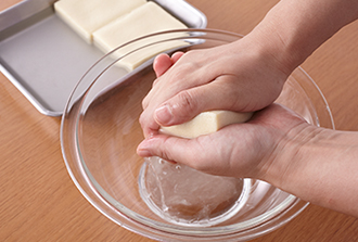 高野豆腐はパッケージの表示に従って戻し、しっかりと水気をきって4等分に切る。