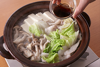 鍋にAを煮立てて豚肉、豆腐、白菜、しめじを入れ、ふたをして弱めの中火で15分ほど煮る。Bを加えて味をつける。