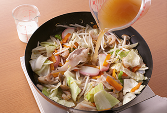 フライパンにごま油を強火で熱し、豚肉、かまぼこ、にんじん、しめじを入れて2分ほど炒める。にんにくを加えて炒め、香りが出たらキャベツ、もやし、シーフードミックスを加えてさらに2分炒める。Aを加えて煮立ってから3分ほど煮て牛乳を加え、いったん火を止める。