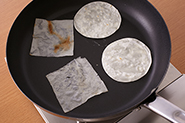 食パン以外に、餃子や春巻きの皮でも作れます。どちらも薄く油をひいたフライパンに並べ、水少々をふってやわらかくしながら火を通しましょう。