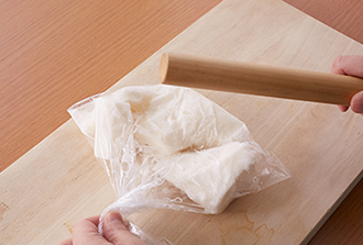 ソーセージは食べやすい大きさの斜め切りにする。長いもは皮をむき、厚手のポリ袋に入れてめん棒などで粗くつぶし、塩を加えてかるくもむ。