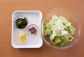 キャベツは食べやすい大きさにちぎる。わかめは水で戻して水気をきる。レモンは薄いいちょう切りにする。アンチョビは粗みじん切りにする。