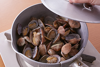 鍋にあさりと酒、水を入れてふたをし、中火にかけてあさりの口が開くまで蒸す。粗熱がとれたら、殻から身を外し、蒸し汁は別にとっておく。