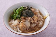 お茶漬けにするとまた違ったおいしさが楽しめます。みそ味のあさりには、緑茶よりもほうじ茶がおすすめです。三つ葉とちぎったのりをちらし、お茶をかけ、ねり辛子を添えてどうぞ。